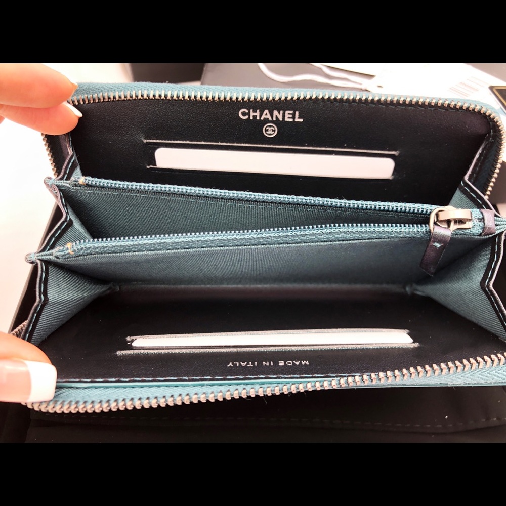 ‼️LAST1 Chanel Wallet iridescent rainbow hardware - Picture 5 of 8
